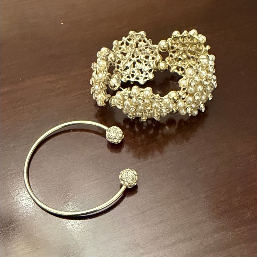 Elegant Faux Pearl and Silver Bracelet Set - Picture 2 of 5